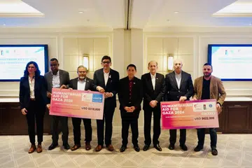 Cek berjumlah sekitar $1.3 juta hasil kempen pengumpulan dana di Singapura oleh Yayasan Rahmatan Lil Alamin (RLAF) diserahkan kepada Tabung Bantuan Darurat Kanak-Kanak Pertubuhan Bangsa-Bangsa Bersatu (Unicef) dan Organisasi Amal Jordan Hashemite (JHCO) dalam satu majlis di Amman, Jordan, pada 21 Januari. Penyerahan tersebut turut disaksikan Menteri Kedua (Ehwal Luar merangkap Pendidikan), Dr Mohamad Maliki Osman (empat dari kanan). Turut serta di majlis tersebut ialah (dari kiri) Penasihat Perkongsian Serantau dan Penggerak Sumber Unicef, Cik Joana Perez Martorell; Timbalan Pengarah Operasi Wilayah Timur Tengah dan Afrika Utara Unicef, Encik Abdul Fofana; Anggota Lembaga Pemegang Amanah RLAF, Encik Zalman Putra Ahmad Ali; Ketua Pegawai Eksekutif RLAF, Encik Adnan Hamid; Duta Singapura ke Jordan (Bukan Pemastautin), Encik Shamsher Zaman; Setiausaha Agung JHCO, Dr Hussein Al Shebli; dan Pengarah Jabatan Kewangan JHCO, Encik Raad Awad.