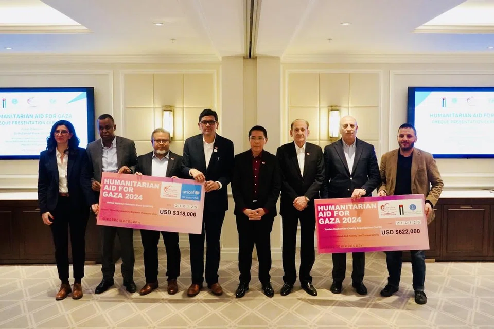 Cek berjumlah sekitar $1.3 juta hasil kempen pengumpulan dana di Singapura oleh Yayasan Rahmatan Lil Alamin (RLAF) diserahkan kepada Tabung Bantuan Darurat Kanak-Kanak Pertubuhan Bangsa-Bangsa Bersatu (Unicef) dan Organisasi Amal Jordan Hashemite (JHCO) dalam satu majlis di Amman, Jordan, pada 21 Januari. Penyerahan tersebut turut disaksikan Menteri Kedua (Ehwal Luar merangkap Pendidikan), Dr Mohamad Maliki Osman (empat dari kanan). Turut serta di majlis tersebut ialah (dari kiri) Penasihat Perkongsian Serantau dan Penggerak Sumber Unicef, Cik Joana Perez Martorell; Timbalan Pengarah Operasi Wilayah Timur Tengah dan Afrika Utara Unicef, Encik Abdul Fofana; Anggota Lembaga Pemegang Amanah RLAF, Encik Zalman Putra Ahmad Ali; Ketua Pegawai Eksekutif RLAF, Encik Adnan Hamid; Duta Singapura ke Jordan (Bukan Pemastautin), Encik Shamsher Zaman; Setiausaha Agung JHCO, Dr Hussein Al Shebli; dan Pengarah Jabatan Kewangan JHCO, Encik Raad Awad.