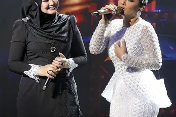 DUA DIVA RAIKAN CINTA: Kehadiran tidak diduga Datuk Siti Nurhaliza (kiri) dalam lagu Hanya Dia memberi kejutan manis buat penonton Konsert Romansa 2017 di Istana Budaya, Ahad lalu. - Foto FARAH REZAL