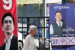 Seorang wanita Thailand berjalan di sebelah poster kempen pilihan raya calon perdana menteri Parti Pheu Thai, Yodchanan Wongsawat (kiri), serta Perdana Menteri Thailand dan pemimpin Parti Bhumjaithai, Anutin Charnvirakul (kanan), di Bangkok, Thailand, pada 4 Februari 2026. Suruhanjaya Pilihan Raya memaklumkan seramai 52.9 juta rakyat Thailand layak mengundi dalam pilihan raya pada 8 Februari. Thailand dijadual mengadakan pilihan raya umum pada tarikh yang sama dengan referendum bagi mengundi pindaan perlembagaan. 