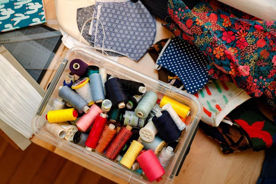 PELITUP JAHIT SENDIRI: Bukan sahaja di Singapura, malah tukang jahit di banyak negara menggunakan kepakaran mereka untuk menjahit pelitup yang bersesuaian dengan pakaian seperti di rumah guru fesyen dan tukang jahit, Cik Marijana di Paris ini. - Foto AFP