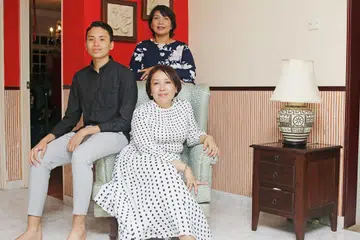 HARUNGI CABARAN: Cik Hashimah Bachok (tengah) berjaya mengharungi penyakit barah payu dara yang dideritanya selama setahun dengan sokongan kuat oleh kakak, Cik Hamidah, dan anak, Encik Nurshafiq Mohamed Ali. - Foto BH oleh JEREMY KWAN