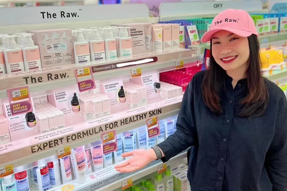 Pengasas dan Ketua Eksekutif The Raw, Cik Adibah Mazlan, menunjukkan produk penjagaan kulit jenama The Raw miliknya, yang bukan saja dijual secara dalam talian, tetapi juga boleh dibeli di farmasi termasuk Watson dan Guardian serata Malaysia.