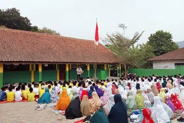PERUNTUKAN MADRASAH: Lebih 5,000 madrasah di Indonesia menerima dana bantuan hampir $70 juta bagi meningkatkan taraf pendidikan dan merapatkan jurang taraf antara madrasah. 