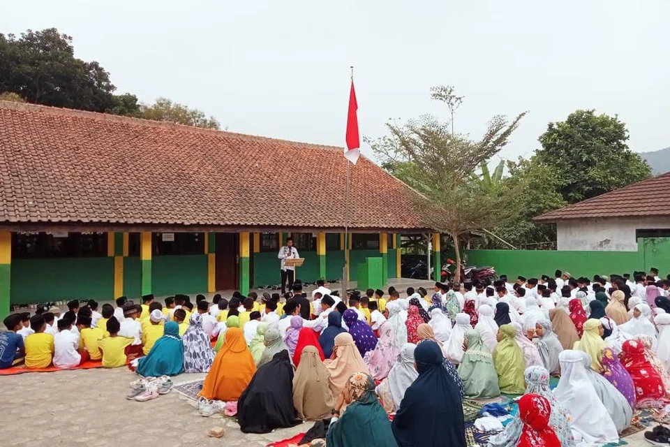 PERUNTUKAN MADRASAH: Lebih 5,000 madrasah di Indonesia menerima dana bantuan hampir $70 juta bagi meningkatkan taraf pendidikan dan merapatkan jurang taraf antara madrasah. 