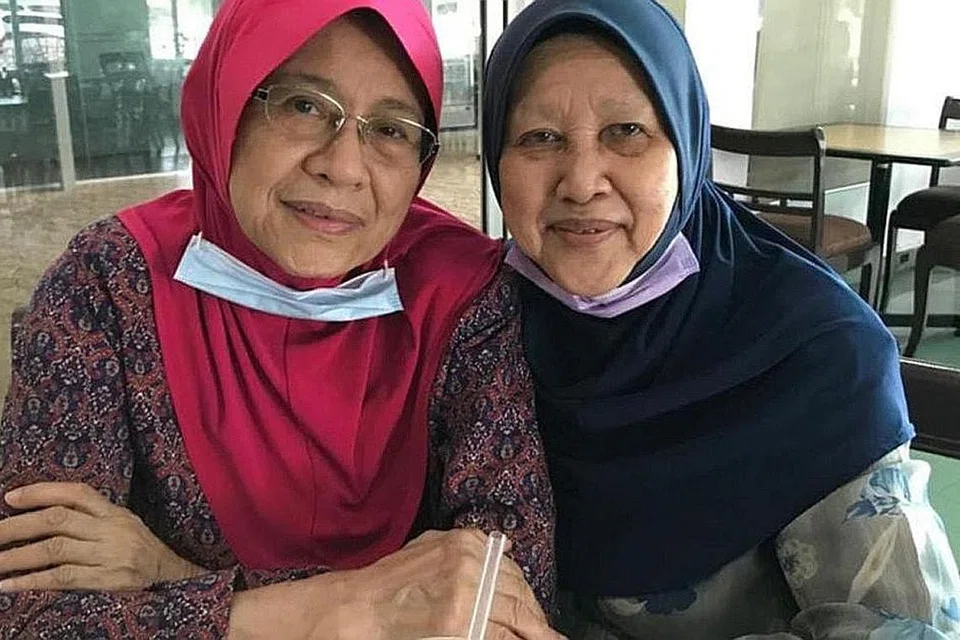 TERPAKSA TUTUP KEDAI: Datuk Habsah Hassan (kiri) bersama rakan kongsinya, pelakon Rubiah Suparman. - Foto HARIAN METRO