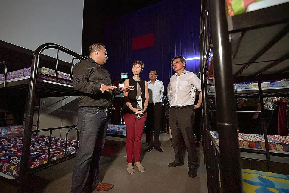 TINJAU KEMUDAHAN ASRAMA PEKERJA: Encik Lawrence Wong (kanan) dan Cik Josephine Teo diberi taklimat semasa satu lawatan ke Asrama Tuas View semalam. - Foto BH oleh NG SOR LUAN