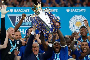 Pengurus Leicester City, Claudio Ranieri (tengah), menjulang trofi Liga Perdana England (EPL) bersama kapten pasukan, Wes Morgan, di Stadium King Power, Leicester, pada 7 Mei 2016.  (Gambar sisipan) Waktu itu Leicester mempunyai beberapa pemain berbakat besar seperti penyerang Jamie Vardy (kanan) dan pemain midfield Riyad Mahrez (kiri).