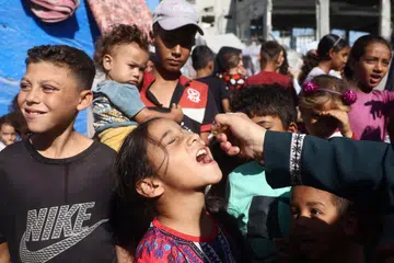 Seorang petugas perubatan memberikan vaksin polio kepada seorang kanak-kanak Palestin di Khan Yunis, Gaza Selatan pada 19 Oktober  di tengah konflik yang sedang berlangsung antara Israel dan Hamas.