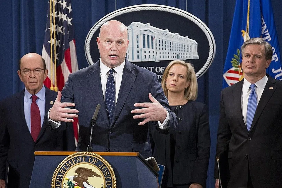UMUM TUDUHAN KE ATAS HUAWEI: Pemangku Peguam Negara Matthew Whitaker (tengah) bersama Setiausaha Perdagangan Amerika Wilbur Ross (kiri), Setiausaha Keselamatan Dalam Negeri Kirstjen Nielsen (dua dari kanan) dan Pengarah Biro Siasatan Federal (FBI) Christopher Wray (kanan), di sidang akhbar untuk mengumumkan tindakan penguatkuasaan undang-undang berkaitan syarikat Huawei Technologies Co. Ltd dari China di Jabatan Kehakiman di Washington DC, Amerika, semalam. - Foto EPA-EFE