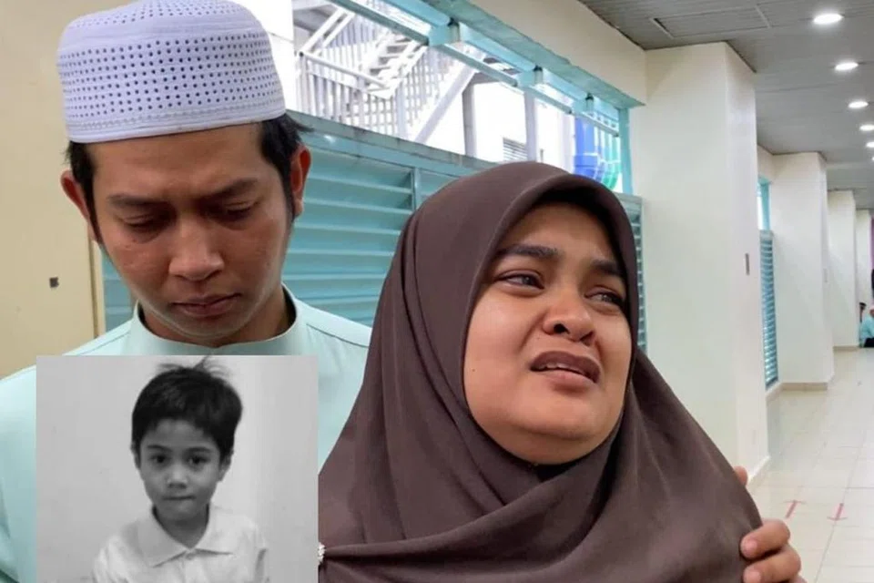TIADA GANTI: Pemergian kanak-kanak autisme berusia enam tahun, Zayn Rayyan Abdul Matiin (gambar sisipan), dalam keadaan menyayat hati diratapi seluruh rakyat Malaysia. Kedua ibu bapa mangsa, Cik Ismanira Abdul Manaf, 28 tahun, dan Encik Zaim Ikhwan Zahari, 28 tahun, sukar menerima hakikat kehilangan anak kesayangan yang maut akibat dibunuh.