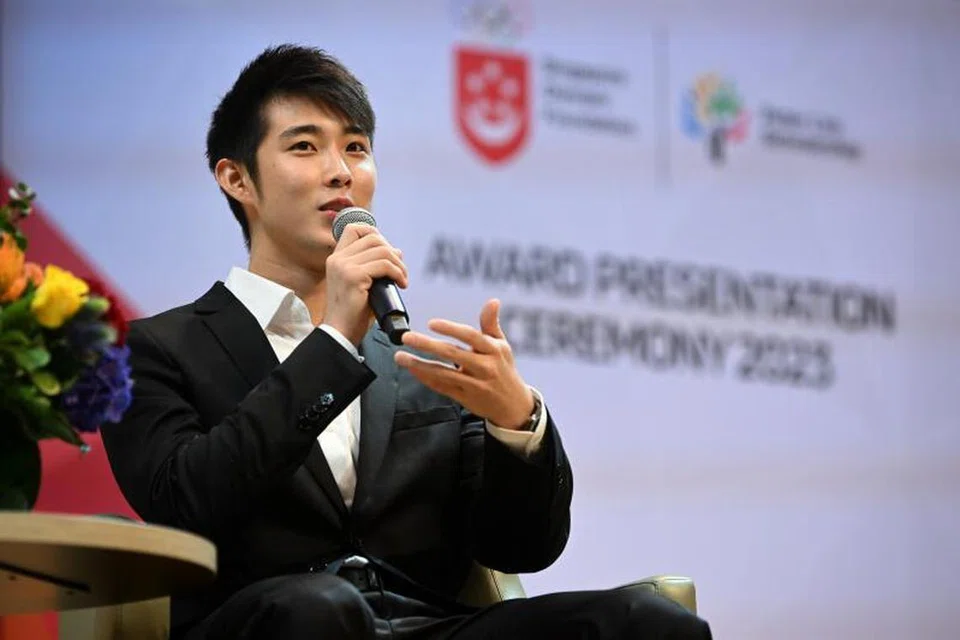 BERI SEMANGAT: Juara dunia badminton dan atlet Sukan Olimpik dari Singapura, Loh Kean Yew berucap kepada penerima Biasiswa Yayasan Olimpik Singapura (SOF)-Peter Lim di majlis penyampaian biasiswa bagi kohort 2023 di Politeknik Temasek pada Isnin.