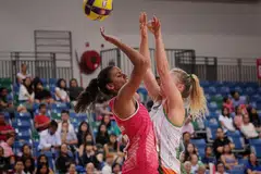 PERLU KONSISTEN: Pemain Singapura Sindhu Nair (atas) bergelut dengan pemain Ireland (kiri) untuk mendapatkan bola dalam kemenangan 51-35 di Arena OCBC kelmarin. - Foto BH oleh JASON QUAH
