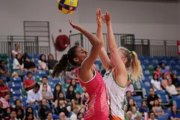 PERLU KONSISTEN: Pemain Singapura Sindhu Nair (atas) bergelut dengan pemain Ireland (kiri) untuk mendapatkan bola dalam kemenangan 51-35 di Arena OCBC kelmarin. - Foto BH oleh JASON QUAH