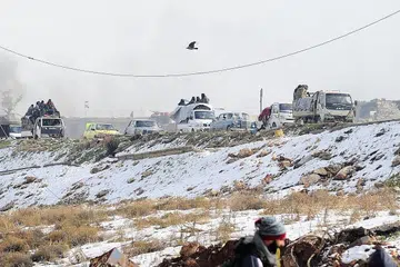 MENINGGALKAN ALEPPO: Anggota pembangkang dan orang awam kelihatan meninggalkan Aleppo dalam perjanjian yang membenarkan mereka meninggalkan bandar itu. - Foto AFP