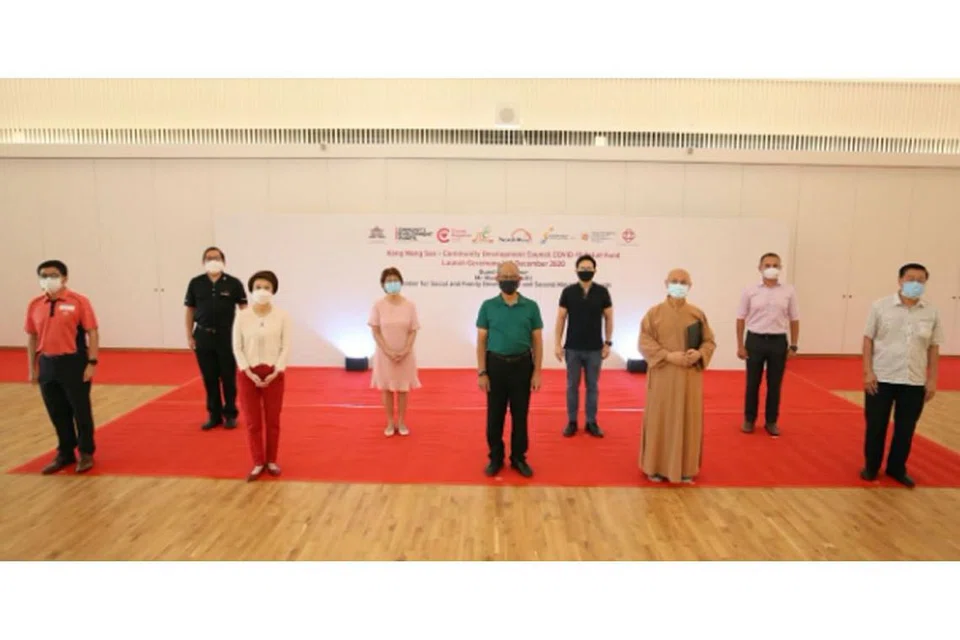 LANCAR DANA BAGI BANTU MASYARAKAT: Encik Masagos Zulkifli (depan, tengah) melancarkan Dana Bantuan Covid-19 KMS-CDC di Biara Kong Meng San Phor Kark See (KMSPKS) semalam. Turut hadir ialah Venerable Sik Kwang Sheng, penghulu KMSPKS (depan, dua dari kanan) dan Mayor CDC South East, Encik Fahmi Aliman (belakang, kanan). - Foto DANA BANTUAN COVID-19 KMS-CDC