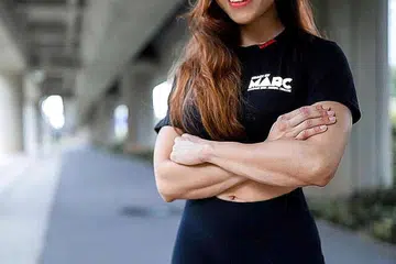 KECIL-KECIL CILI PADI: Cik Farhanna berjaya memecahkan rekod 'deadlift' dunia dalam acara bawah 52kg di SPO 2021. Meskipun rekod itu tidak rasmi, beliau berjaya mengangkat berat 196kg - empat kali ganda berat badannya. Beliau percaya lebih ramai wanita boleh meraih manfaat kekuatan fizikal dan mental menerusi kegiatan angkat berat. - Foto-Foto WILSURN, FARHANNAFARIDDD / INSTAGRAM