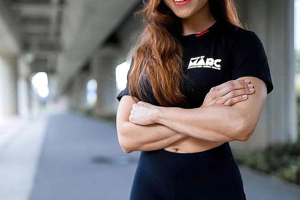 KECIL-KECIL CILI PADI: Cik Farhanna berjaya memecahkan rekod 'deadlift' dunia dalam acara bawah 52kg di SPO 2021. Meskipun rekod itu tidak rasmi, beliau berjaya mengangkat berat 196kg - empat kali ganda berat badannya. Beliau percaya lebih ramai wanita boleh meraih manfaat kekuatan fizikal dan mental menerusi kegiatan angkat berat. - Foto-Foto WILSURN, FARHANNAFARIDDD / INSTAGRAM