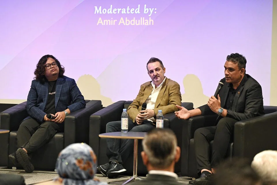 Anggota panel perbincangan (dari kiri) pengasas Brandtok, Encik Sam Heedy; pemilik restoran Kucina, Cef Gero DiMaria; dan pengasas Crave Nasi Lemak serta pemilik Selera Nasi Lemak, Encik Abdul Malik Hassan memberikan panduan selok-belok perniagaan kepada para peserta.