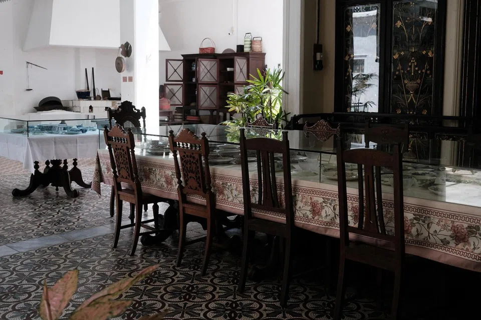 ANTIK: Ruang makan dan dapur asal keluarga peranakan Chan yang terpelihara rapi di Muzium Warisan Baba & Nyonya.