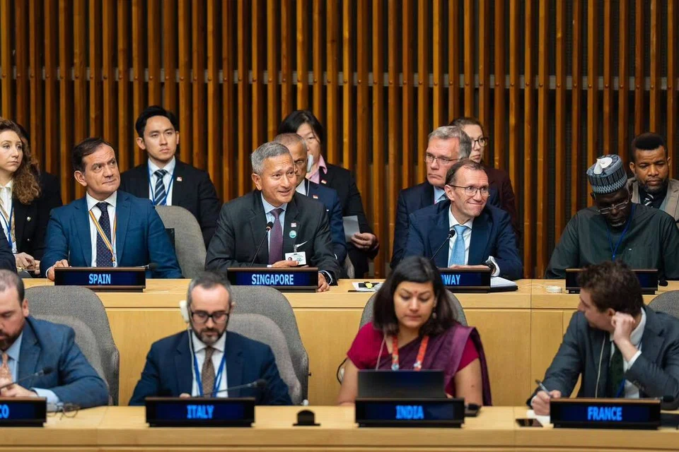 Menteri Ehwal Luar, Dr Vivian Balakrishnan (baris kedua, tengah), ketika mewakili Kumpulan Tadbir Urus Sejagat (3G) semasa Mesyuarat Menteri-Menteri Luar G20 di New York pada 25 September.