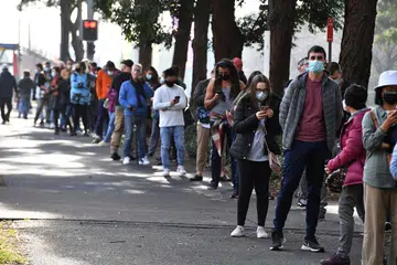 MAHU DAPATKAN VAKSIN: Penduduk Sydney beratur untuk mendapatkan vaksin Covid-19 di satu pusat vaksinasi di ibu kota New South Wales itu. - Foto EPA-EFE