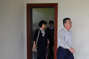 DIEKSTRADISI: Penasihat Kedutaan Korea Utara di Malaysia Kim Yu Song (kanan) dan seorang ahli keluarga, Mun Chol Myong (kiri) meninggalkan Mahkamah Tinggi Kuala Lumpur, Malaysia, semalam. - Foto EPA-EFE