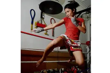 TUMPUAN SERIUS PADA LATIHAN: Cik Nabilah menunjukkan kesungguhan semasa berlatih bagi memastikan teknik dan kekuatan serangan lompatannya berkesan. - Foto-foto TUKIMAN WARJI