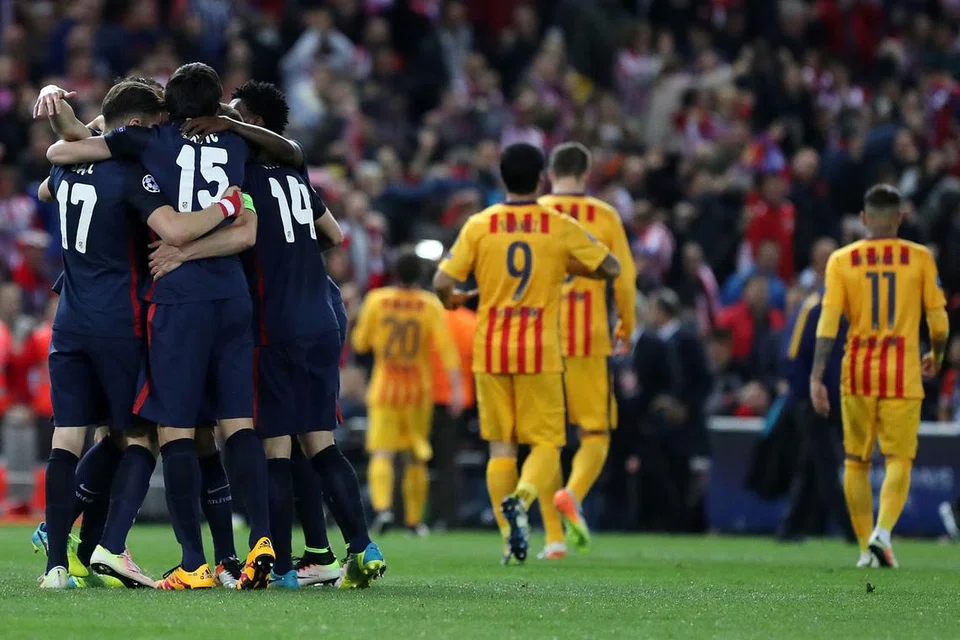 SEMANGAT JUANG: Pemain Atletico (berjersi biru) meraikan kemenangan mereka ke atas Barcelona selepas wisel penamat dibunyikan. - Foto-foto AFP