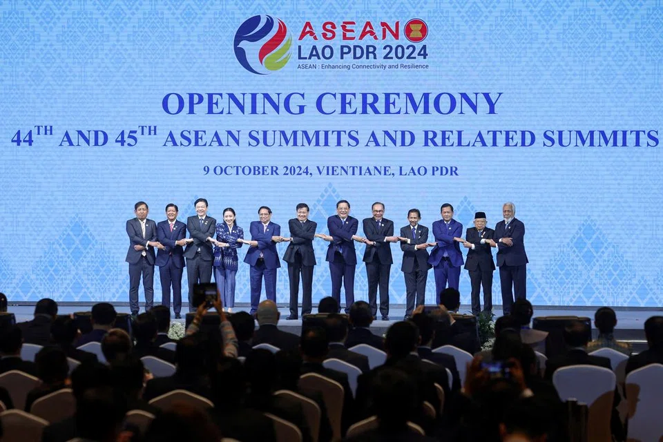 (Dari kiri) Setiausaha Tetap Hal Ehwal Luar Myanmar, Encik Aung Kyaw Moe; Presiden Filipina, Encik Ferdinand Marcos Jr; Perdana Menteri, Encik Lawrence Wong; Perdana Menteri Thailand, Cik Paetongtarn Shinawatra; Perdana Menteri Vietnam, Encik Pham Minh Chinh; Presiden Laos, Encik Thongloun Sisoulith; Perdana Menteri Laos, Encik Sonexay Siphandone; Perdana Menteri Malaysia, Datuk Seri Anwar Ibrahim; Sultan Hassanal Bolkiah dari Brunei; Perdana Menteri Kemboja, Encik Hun Manet; Naib Presiden Indonesia, Encik Ma’ruf Amin; dan Perdana Menteri Timor-Leste, Encik Xanana Gusmao berdiri untuk bergambar berkumpulan semasa majlis perasmian Sidang Puncak Asean ke-44 di Pusat Konvensyen Nasional di Vientiane, Laos pada 9 Oktober 2024.