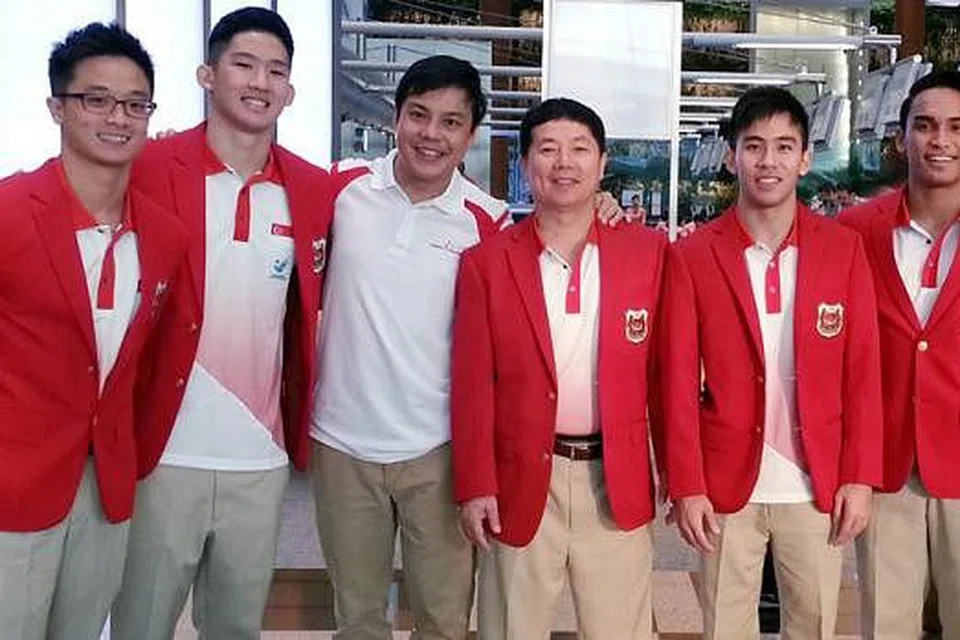 PIKUL TUGAS MENCABAR: Skuad lelaki gimnastik negara - (dari kanan) Aizat Muhammad Jufrie, Hoe Wah Toon, jurulatih Lin Zhenqiu, pengurus besar Singapore Gymnastics Janssen Ong, Terry Tay dan Gabriel Gan - bergambar sebelum berlepas ke Incheon pagi semalam. - Foto SINGAPORE GYMNASTICS