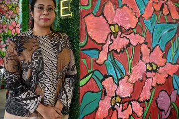 SENI BATIK PERERAT KELUARGA:  Cik Imelda berharap orang ramai tidak akan melihat seni lukisan batik hanya sebagai seni sahaja, tetapi juga suatu kegiatan yang dapat mengeratkan hubungan keluarga. 