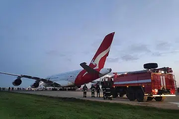 ISU TEKNIKAL: Pesawat Airbus A380 penerbangan QF1 Qantas dari Singapura ke London yang dilencongkan ke Baku, Azerbaijan, selepas juruterbangnya menerima isyarat kerosakan sementara di kokpit. - Foto HEYDAR ALIYEV INTERNATIONAL AIRPORT/FACEBOOK