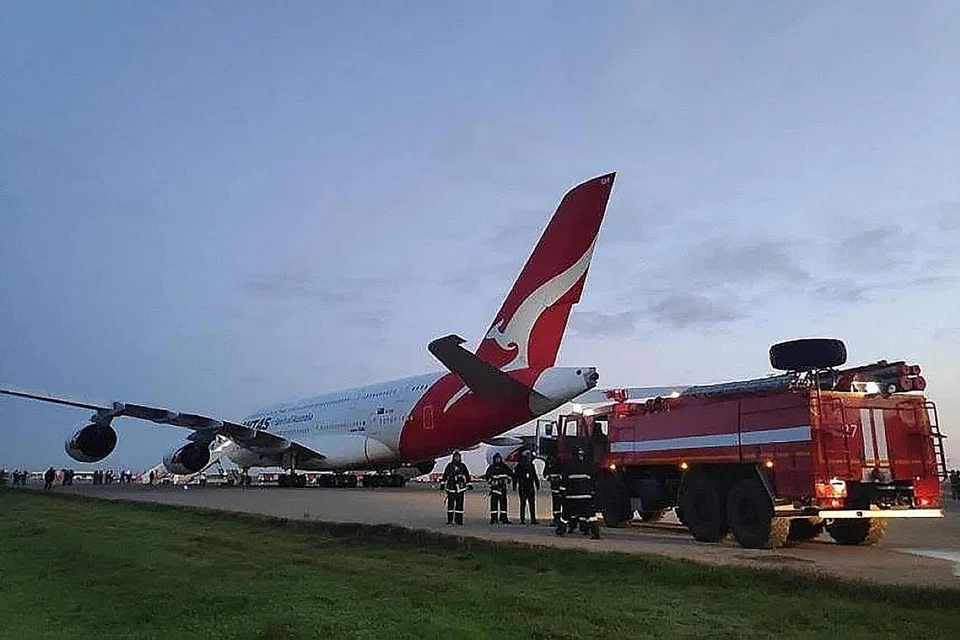ISU TEKNIKAL: Pesawat Airbus A380 penerbangan QF1 Qantas dari Singapura ke London yang dilencongkan ke Baku, Azerbaijan, selepas juruterbangnya menerima isyarat kerosakan sementara di kokpit. - Foto HEYDAR ALIYEV INTERNATIONAL AIRPORT/FACEBOOK