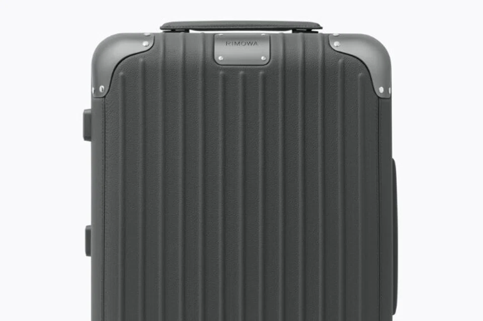 Koleksi ‘Never Still’ terbaharu Rimowa serta beg bagasi Distinct Cabin baharu dalam warna antrasit kini boleh didapati di semua kedai Rimowa di seluruh dunia.
