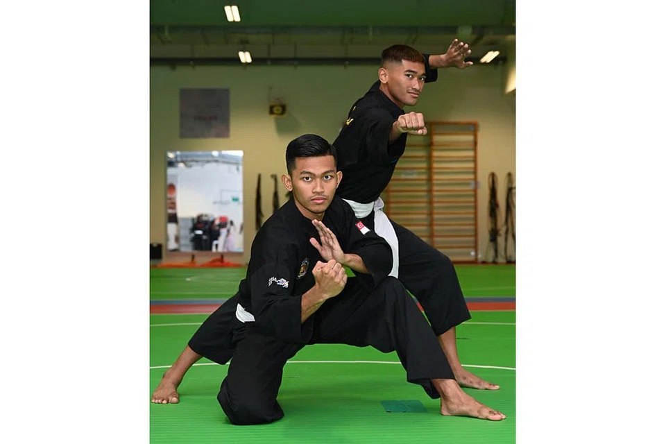 BUKIT SAMA DIDAKI, LURAH SAMA DITURUNI: Susah senang dalam silat dapat dikongsi bersama bagi pasangan adik-beradik Raaziq (depan) dan Raazaq. - Foto BM oleh KHALID BABA