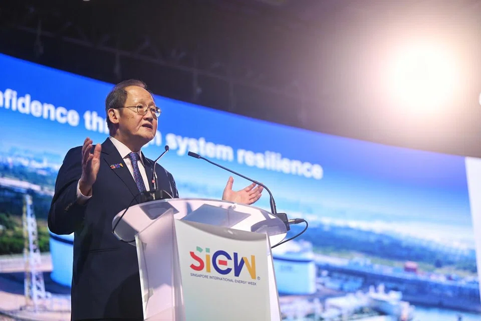 Menteri Tenaga, Perdagangan dan Perusahaan (Tenaga dan Perusahaan), Dr Tan See Leng, ketika menyampaikan ucapan pembukaan di Minggu Tenaga Antarabangsa Singapura (Siew) 2026 pada 26 Oktober, di Pusat Konvensyen dan Ekspo Marina Bay Sands.