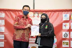 MAJLIS PELANCARAN: Cik Sharifah Md. Kassim bersama Anggota Parlimen GRC Jalan Besar, Dr Wan Rizal Wan Zakariah, tetamu terhormat di pelancaran buku kanak-kanak oleh EduReach dan Pustaka Nasional, termasuk komik KidzNizmo. - Foto ihsan SHARIFAH MD. KASSIM
