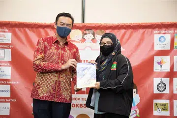 MAJLIS PELANCARAN: Cik Sharifah Md. Kassim bersama Anggota Parlimen GRC Jalan Besar, Dr Wan Rizal Wan Zakariah, tetamu terhormat di pelancaran buku kanak-kanak oleh EduReach dan Pustaka Nasional, termasuk komik KidzNizmo. - Foto ihsan SHARIFAH MD. KASSIM