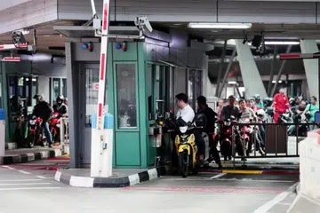 Penggunaan kod respons pantas (QR) menggantikan pasport untuk pengembara Malaysia yang menunggang dan membonceng motosikal sejak 15 Ogos menjimatkan masa dan mempercepat proses pelepasan imigresen di dua pusat pemeriksaan Woodlands dan Tuas. 