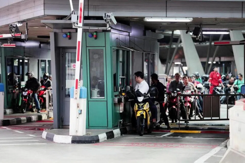 Penggunaan kod respons pantas (QR) menggantikan pasport untuk pengembara Malaysia yang menunggang dan membonceng motosikal sejak 15 Ogos menjimatkan masa dan mempercepat proses pelepasan imigresen di dua pusat pemeriksaan Woodlands dan Tuas. 