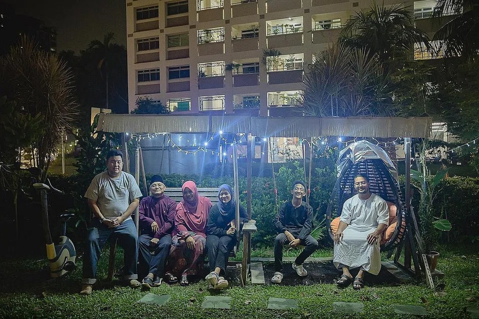 PONDOK KECIL: (Gambar atas) Keluarga Encik Mohd Haron Salim (dua dari kiri) dan Cik Nurhani Zailani Shatifan (tiga dari kiri) di pondok kecil yang dilengkapi lampu lap-lip di halaman depan unit flat tingkat satu mereka di Pasir Ris Drive 3. - Foto-foto BH oleh HARITH MUSTAFFA