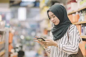 PANTAU PERBELANJAAN: Memantau perbelanjaan bulanan dengan mencari khidmat telefon yang lebih murah boleh membawa penjimatan kepada pengguna. - Foto hiasan ISTOCKPHOTO