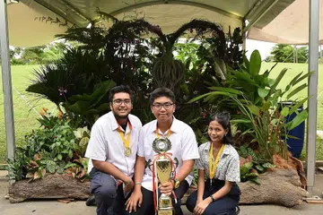MENANG: Tiga pelajar Institut Pendidikan Teknikal (ITE) Kolej Timur, (dari kiri) Encik Muhammad Huzaifah, Encik Bryan Lim dan Cik Dafina Ayunin, memenangi Cabaran Reka Bentuk Lanskap. - Foto PESTA TAMAN SINGAPURA