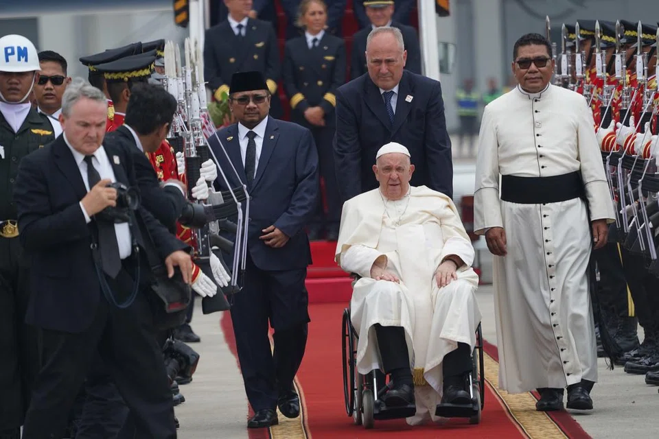 Paus Francis (berkerusi roda) diiringi Menteri Hal Ehwal Agama Indonesia, Encik Yaqut Cholil Qoumas (kiri, bersongkok), semasa ketibaannya di Lapangan Terbang Antarabangsa Soekarno-Hatta di Jakarta pada 3 September. Antara acara utama lawatan empat harinya ke Indonesia termasuk kunjungan ke Masjid Istiqlal di Jakarta yang merupakan masjid terbesar di Asia Tenggara. 