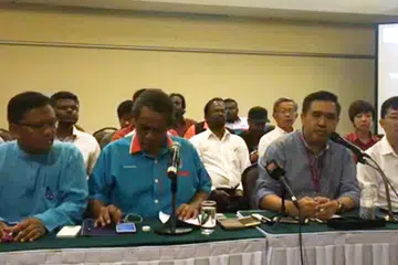 UMUM KEMENANGAN: Pengerusi Harapan negeri, Encik Aminuddin Harun (dua dari kiri) berkata setakat ini mereka menang di 19 kerusi - 11 disumbangkan DAP, lima dari PKR dan tiga (AMANAH). - Foto FACEBOOK