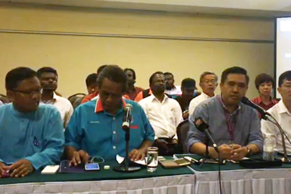 UMUM KEMENANGAN: Pengerusi Harapan negeri, Encik Aminuddin Harun (dua dari kiri) berkata setakat ini mereka menang di 19 kerusi - 11 disumbangkan DAP, lima dari PKR dan tiga (AMANAH). - Foto FACEBOOK