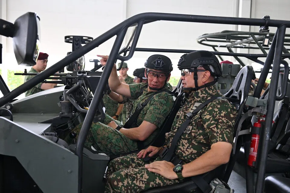 Panglima Tentera Darat Angkatan Tentera Malaysia (ATM), Jeneral Tan Sri Datuk Muhammad Hafizuddeain Jantan (kanan), menerima taklimat sebelum menaiki kenderaan Light Strike Vehicle Mark II.