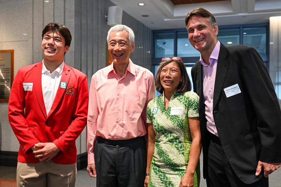 (Dari kiri) atlet luncur lelayang Olimpik dan Singapura, Maximilian Maeder; Menteri Kanan, Encik Lee Hsien Loong; ibu Maeder, Cik Valentin Maeder; dan ayah Maeder, Encik Hwee Keng. 