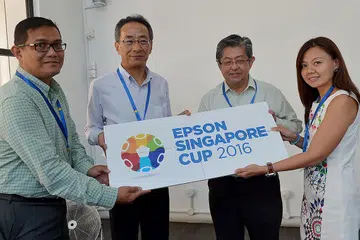 SEPAKAT: (Dari kiri) Pengarah Sinad Sports Group, Encik Bambang Sugeng; Pengarah Urusan pejabat serantau Epson di Singapura, Encik Toshimitsu Tanaka; Pengerusi Sinad Sports Group, Encik Jeremy Chan; dan Pengurus Besar Epson Singapore (Penjualan, Pemasaran dan Bahagian Perkhidmatan Pelanggan), Cik Tan May Lin; semasa majlis pelancaran Epson Singapore Cup. - Foto TUKIMAN WARJI